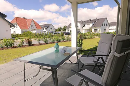 zur Hälfte überdachte, nach Süd/West ausgerichtete Terrasse im Grünen