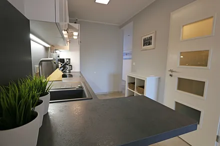 Einbauküche mit Geschirrspüler, Einbau-Mikrowellen-Kombigerät, 4 Zonen-Cerankochfeld, Kühl-Gefrierkombination, hochwertige WMF-Küchenausstattung mit Kaffeemaschine, Toaster, Wasserkocher und vielen Kü