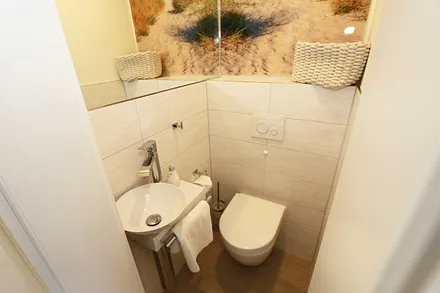 das WC ist räumlich getrennt vom Badezimmer