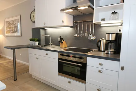 Einbauküche mit Geschirrspüler, Einbau-Mikrowellen-Kombigerät, 4 Zonen-Cerankochfeld, Kühl-Gefrierkombination, hochwertige WMF-Küchenausstattung mit Kaffeemaschine, Toaster, Wasserkocher und vielen Kü