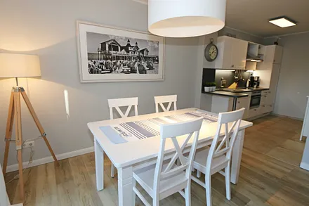 Essbereich mit großem Esstisch