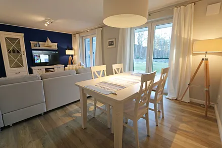 Essbereich mit großem Esstisch