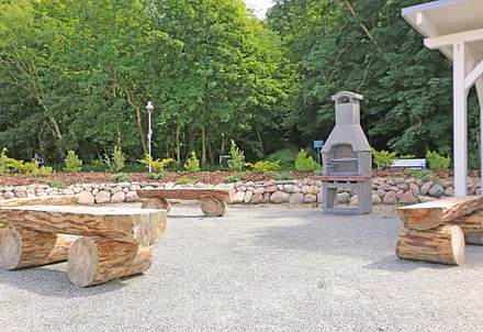 Gemeinschaftsgrillplatz direkt am Haus mit Sitzgelegenheiten