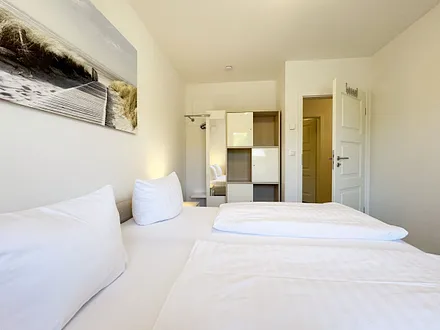 2. Schlafzimmer mit Doppelbett und Kleiderschrank