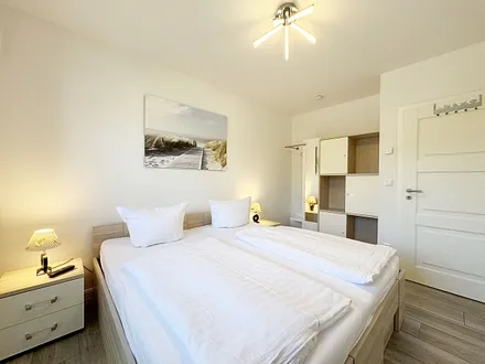 2. Schlafzimmer mit Doppelbett und Nachttischablagen