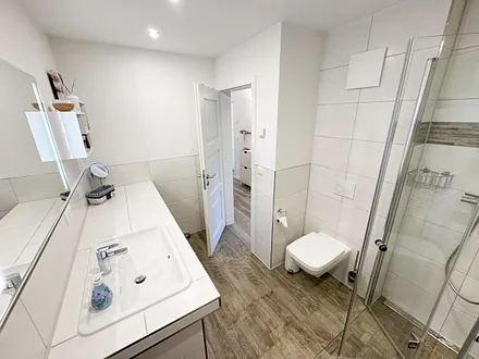 innenliegendes Badezimmer mit Waschbecken und WC