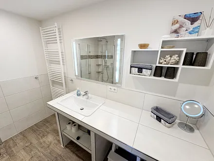 innenliegendes Badezimmer mit Waschbecken