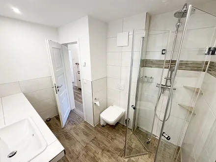 innenliegendes Badezimmer mit ebenerdiger Dusche