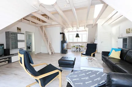 Wohnzimmer mit großem Ledersofa, Leselampe, 2 Relax-Sessel, Lowboard mit Smart-TV, Blu-Ray-Player und Radio mit CD-Player