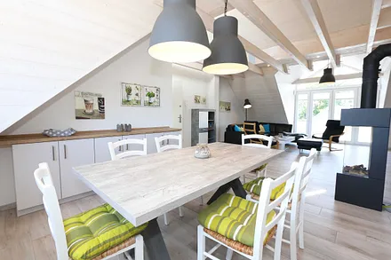 Esstisch mit Stühlen