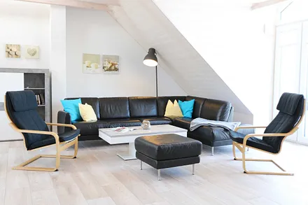 Wohnzimmer mit großem Ledersofa, Leselampe, 2 Relax-Sessel, Lowboard mit Smart-TV, Blu-Ray-Player und Radio mit CD-Player