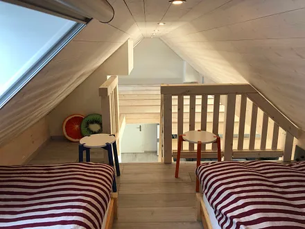 Schlafzimmer mit Doppelbett (1,80 m x 2,00 m), Nachttischablagen und Kleiderschrank