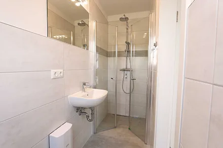 Tageslichtbad mit Infrarotsauna, Wasch- und Trockenautomat, WC, Waschtisch, Fön sowie eine Dusche