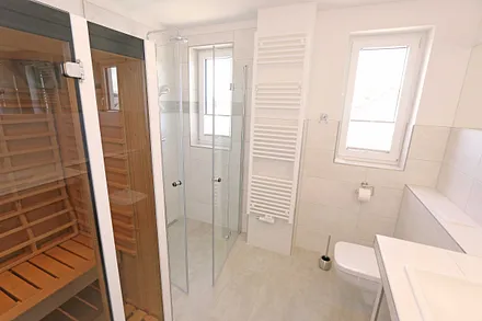 Tageslichtbad mit Infrarotsauna, Wasch- und Trockenautomat, WC, Waschtisch, Fön sowie eine Dusche