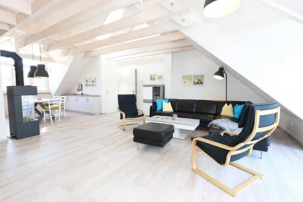 Wohnzimmer mit großem Ledersofa, Leselampe, 2 Relax-Sessel, Lowboard mit Smart-TV, Blu-Ray-Player und Radio mit CD-Player