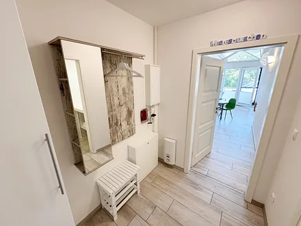 kleiner Eingangsbereich mit Garderobe