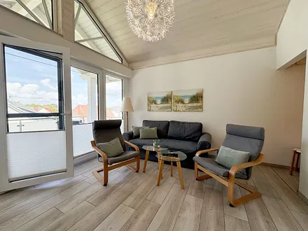 gemütliches Wohnzimmer mit Couch