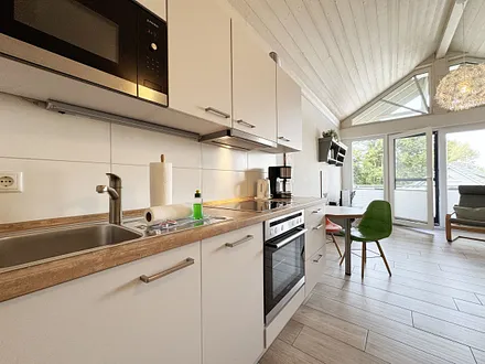 moderne Küchenzeile mit diversen Küchenutensilien