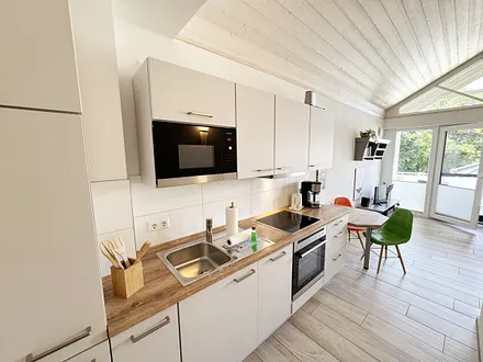 moderne Küchenzeile mit diversen Küchenutensilien