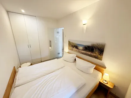 Schlafzimmer mit Doppelbett und Kleiderschrank