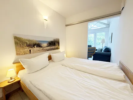 Schlafzimmer mit Doppelbett und Nachttischablagen