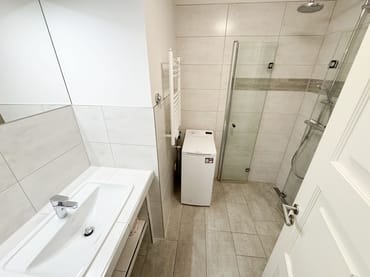 innenliegendes Badezimmer mit ebenerdiger Dusche und Waschbecken