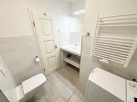 innenliegendes Badezimmer mit Waschbecken und WC