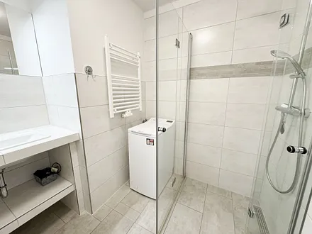 innenliegendes Badezimmer mit ebenerdiger Dusche und Waschmaschine