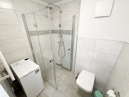 innenliegendes Badezimmer mit ebenerdiger Dusche und WC