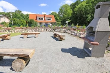 Grillplatz direkt am Haus mit Sitzmöglichkeiten