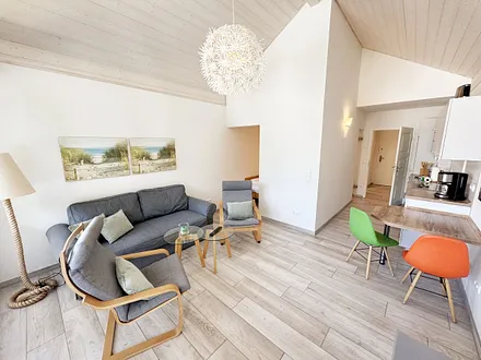 gemütliches Wohnzimmer mit Couch