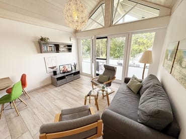 gemütliches Wohnzimmer mit Couch