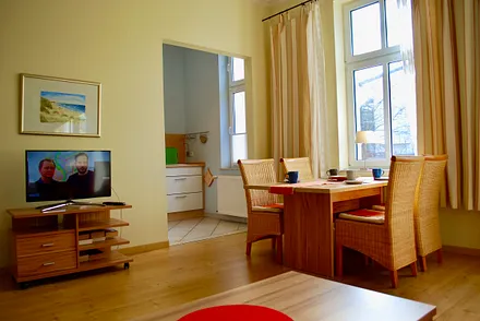 Blick auf den Essplatz und zur Küche