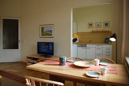 Blick auf den Essplatz und zur Küche