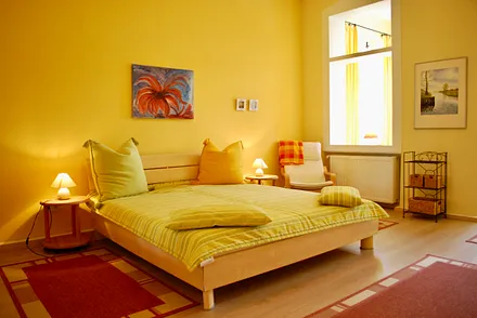 Blick in den Schlafraum mit Loggia und Meerblick