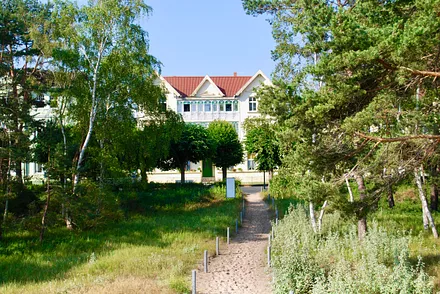 Blick aus den Dünen zum Haus
