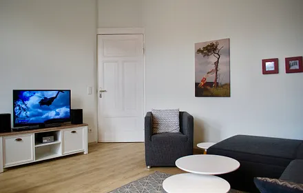 Blick aus der Küche in den Wohnraum