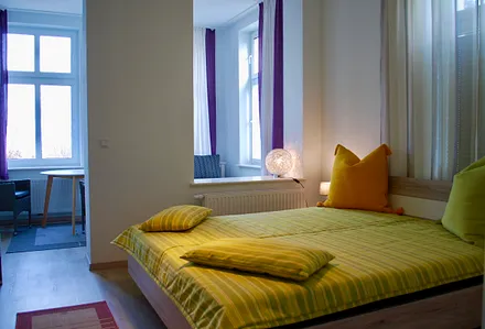 Blick in den Schlafraum mit Loggia und Meerblick