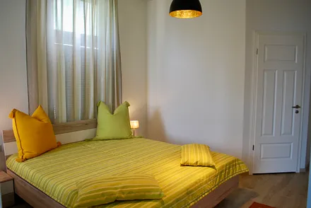 Blick aus der Loggia auf das Doppelbett