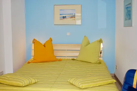 Blick auf das Doppelbett