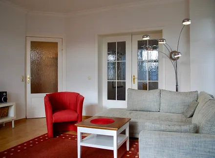 Blick aus der Küche in den Wohnraum