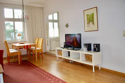 Blick vom Sofa in den Wohnraum