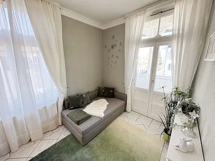 Wohnbereich mit ausziehbarer Couch