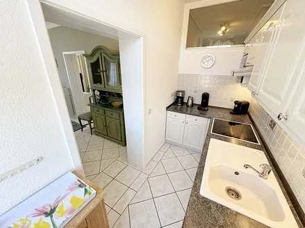 Blick auf Küchenzeile und Wohnbereich