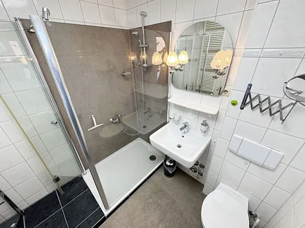 Tageslichtbadezimmer mit Dusche