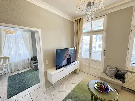 Wohnbereich mit Smart-TV