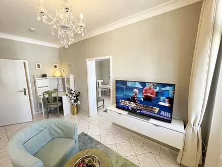 gemütlicher Wohnbereich mit Smart-TV