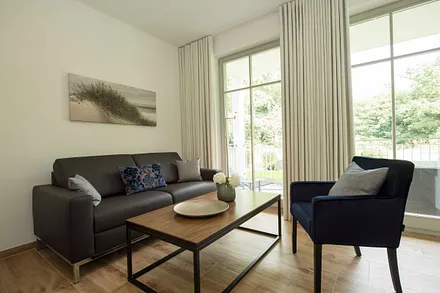 Wohnzimmer mit gemütlicher Couch, Flachbild-LED-TV und Blu-Ray-Player