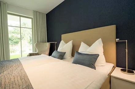 Schlafzimmer mit bequemen Doppelbett mit 4 Gang-Bonell-Federkern Matratzen (1,80 m x 2,00 m), Kleiderschrank, Nachttischablagen, Safe, Wecker und Verdunklungsmöglichkeit