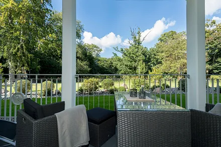 bestuhlter, zur Ostsee nach Norden ausgerichteter Balkon (vom Wohn- und Schlafbereich begehbar)